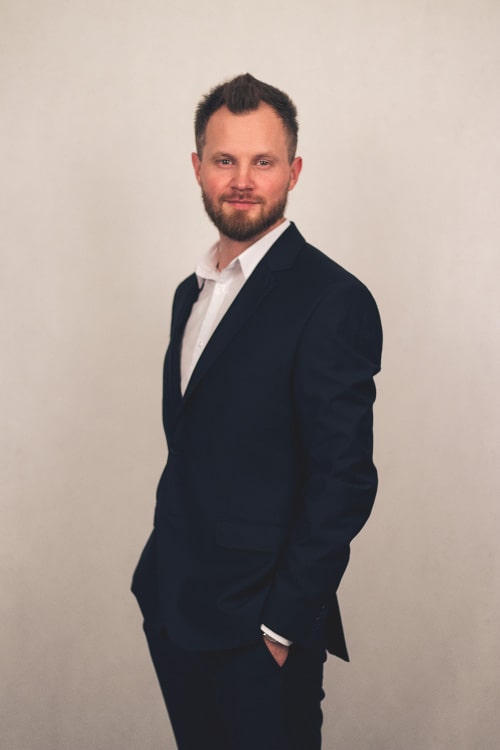 Chief Inspiration Officer::Od lat buduje zespoły i efektywnie nimi zarządza. Potrafi jednoczyć zdolniejszych niż on sam. Wychodzi z założenia, że sukces każdego projektu jest nieodłącznie związany z uwolnieniem potencjału tworzących go ludzi. Łukasz Szczęsny