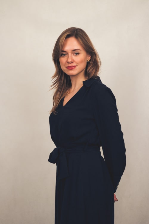 Project Manager::Związana z pracą z prestiżowymi klientami. Specjalistka od zadań specjalnych, dlatego też świetnie sprawdza się w roli eventowego concierga. Specjalizuje się w obsłudze klientów premium oraz indywidualnych. Jako perfekcjonistka dba o szczegół. Maria Zawistowska