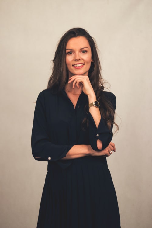 Senior Key Account Manager::Doświadczenie w pracy z klientem biznesowym i ugruntowane relacje w branży gastronomicznej to jej największe atuty. Każde zlecenie traktuje indywidualnie, dostosowując działania do potrzeb i portfela klienta. Aleksandra Zolich